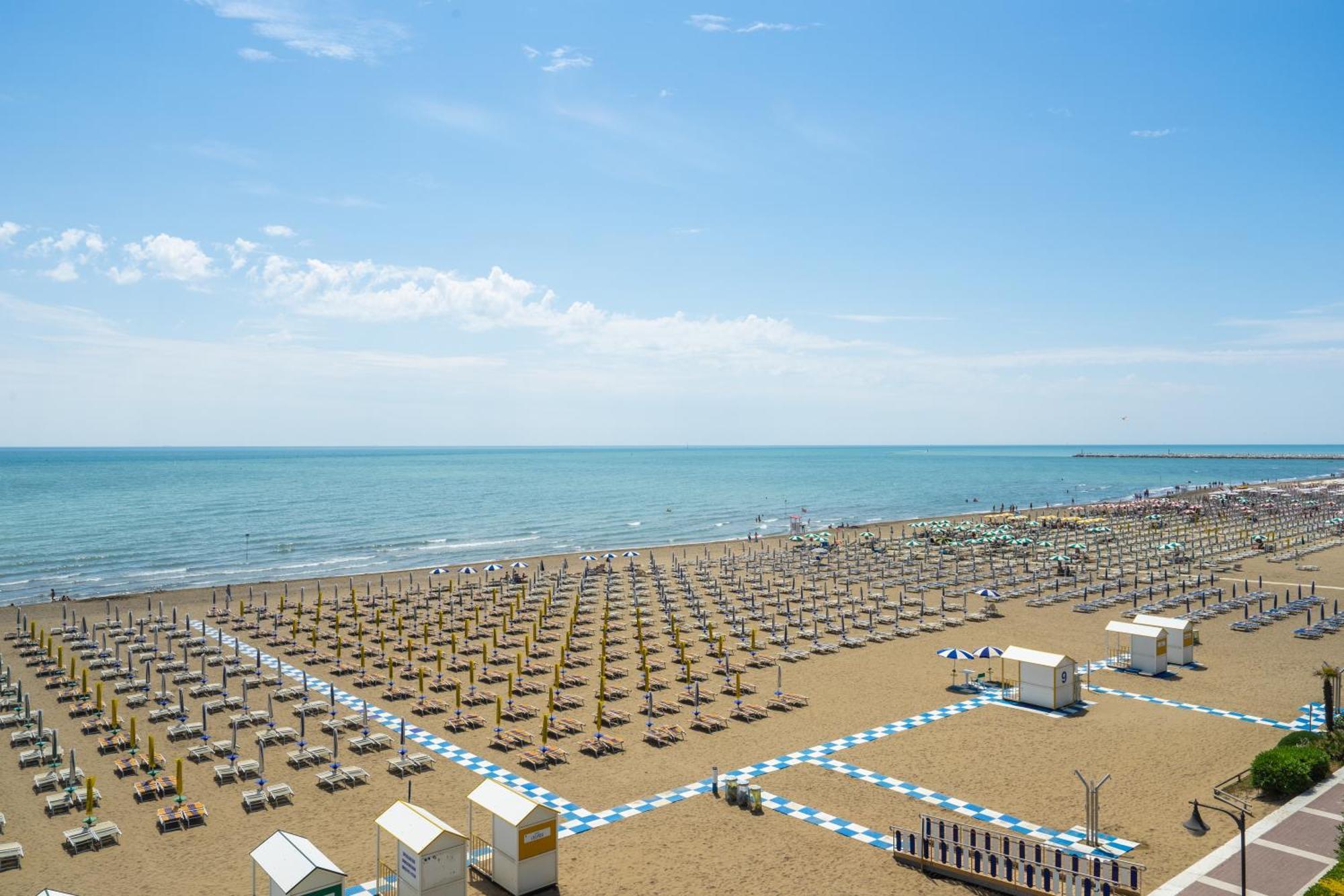 Hotel Montecarlo 3 Stelle Superior Caorle Exterior photo